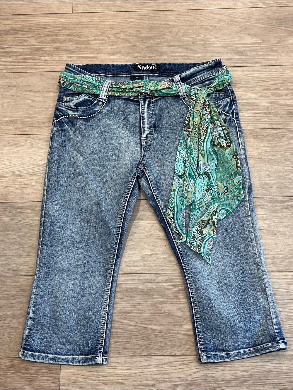 SUKO Jeans Women 10 Blue Denim Capri with Green Paisley Scarf Accent Boho Y2K